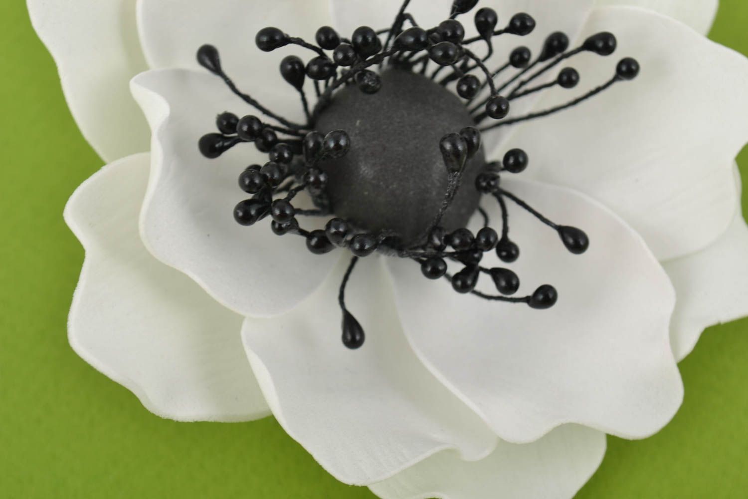 Брошь-заколка из фоамирана в виде белого с черным цветка аксессуар ручной работы фото 4