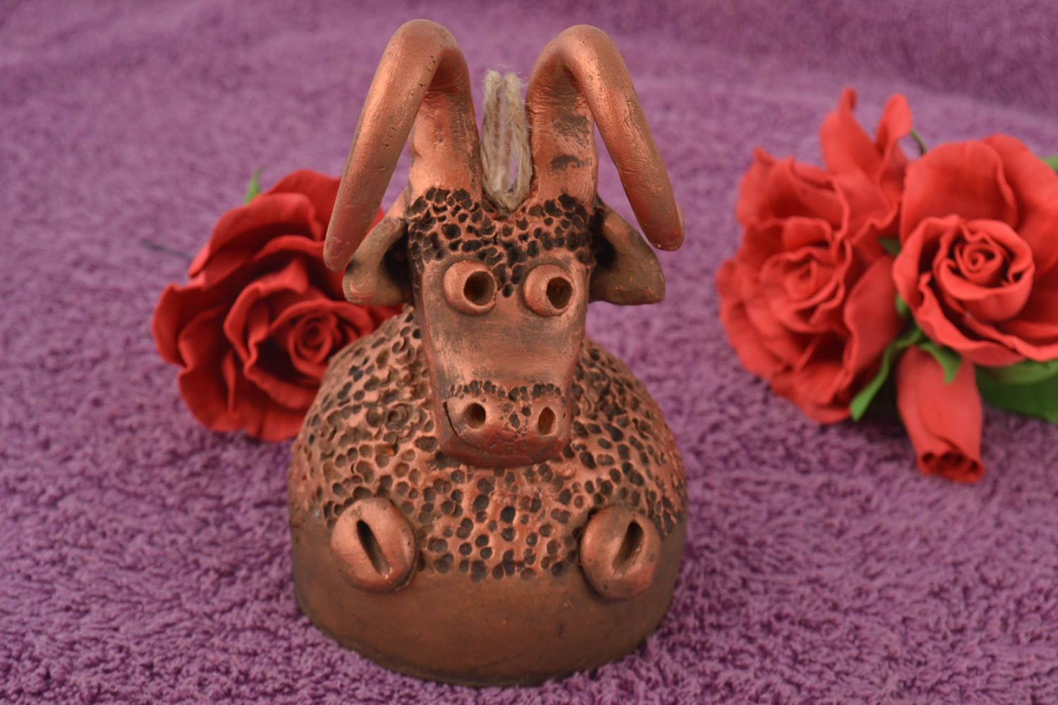Campanello d'autore in ceramica fatto a mano a forma di pecora divertente
 foto 1
