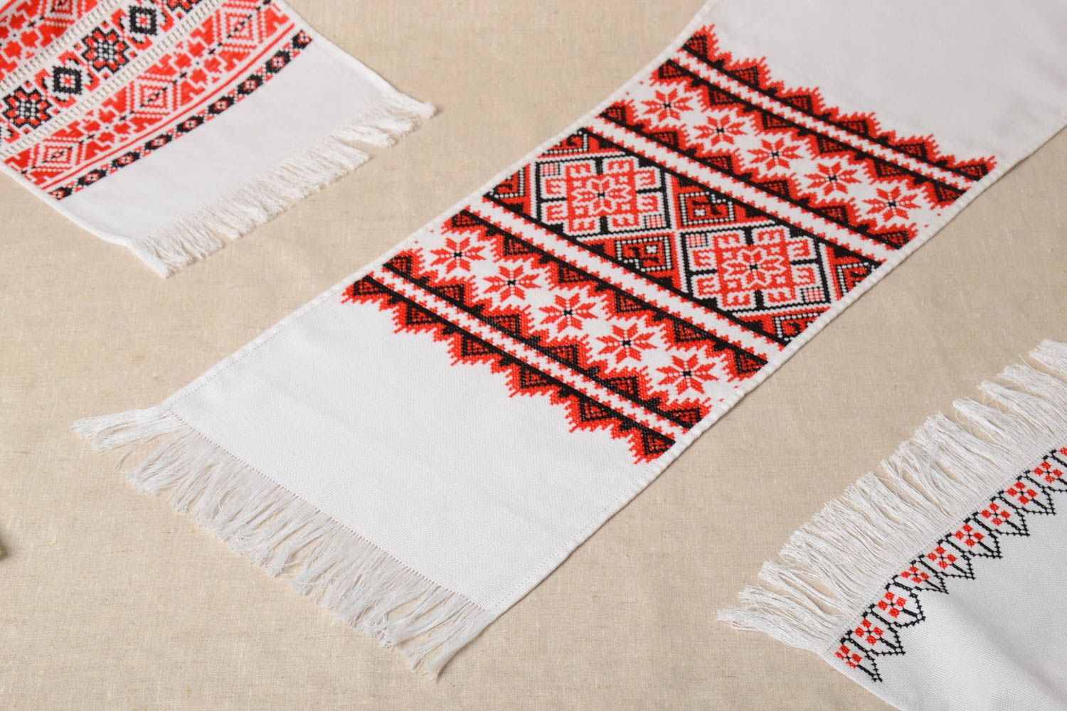 Handmade Handtuch bestickt Home Textil originelles Geschenk in Schwarz und Rot  foto 1