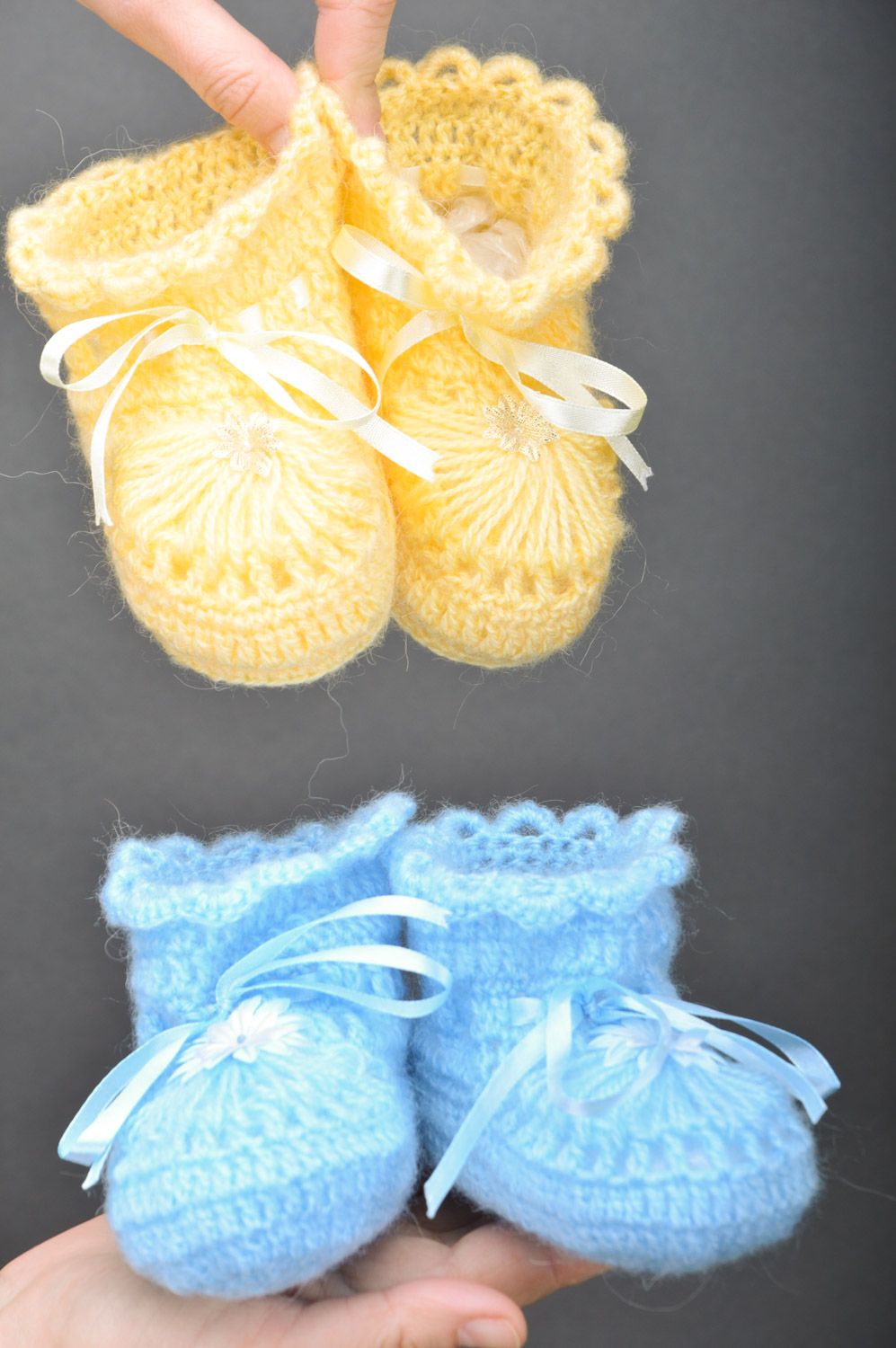 Patucos de bebé tejidos a ganchillo de acrílico 2 pares amarillos y azules calados foto 2