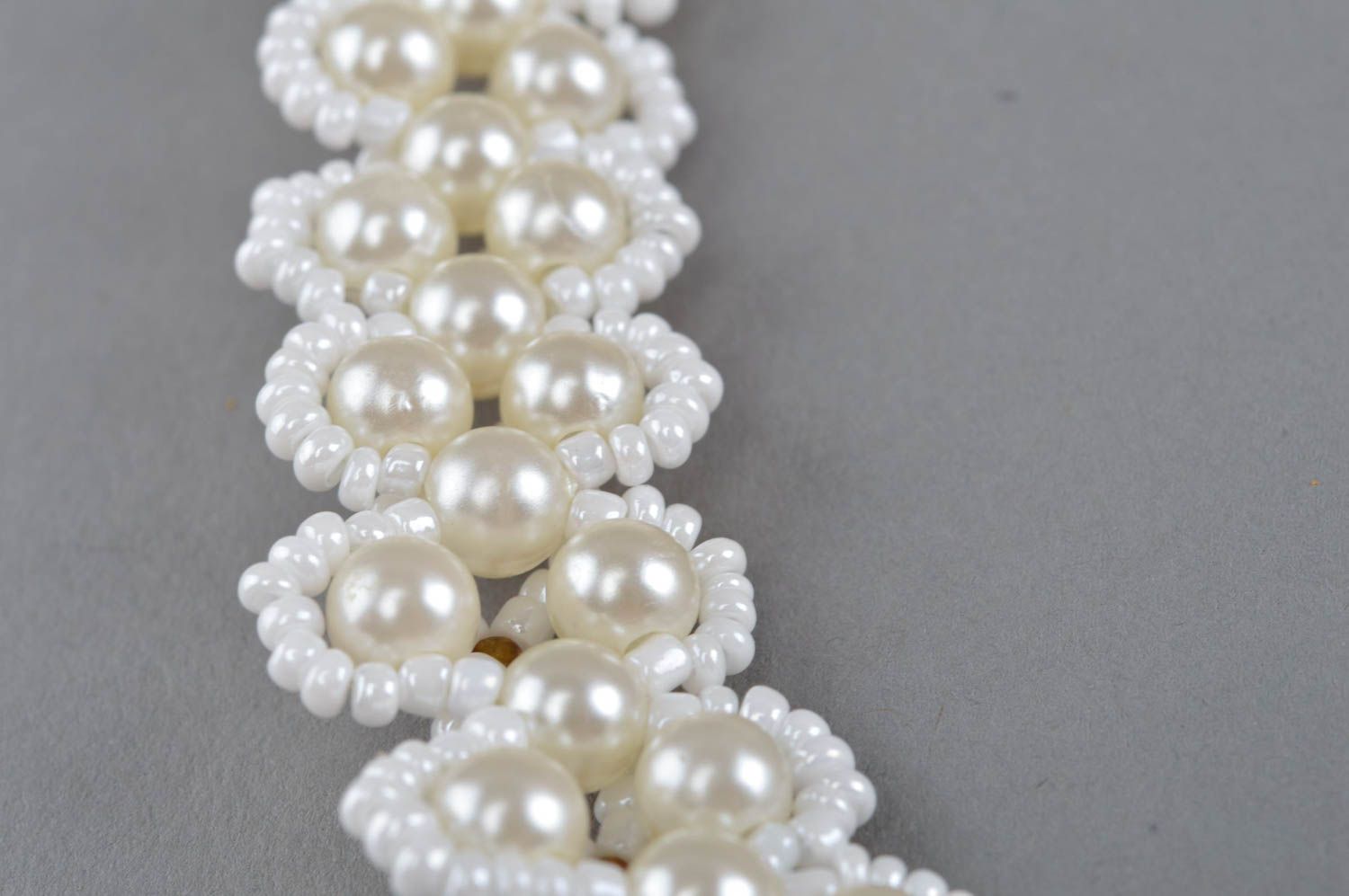 Ожерелье из бисера и бусин белое красивое нарядное женское авторское плетеное фото 4