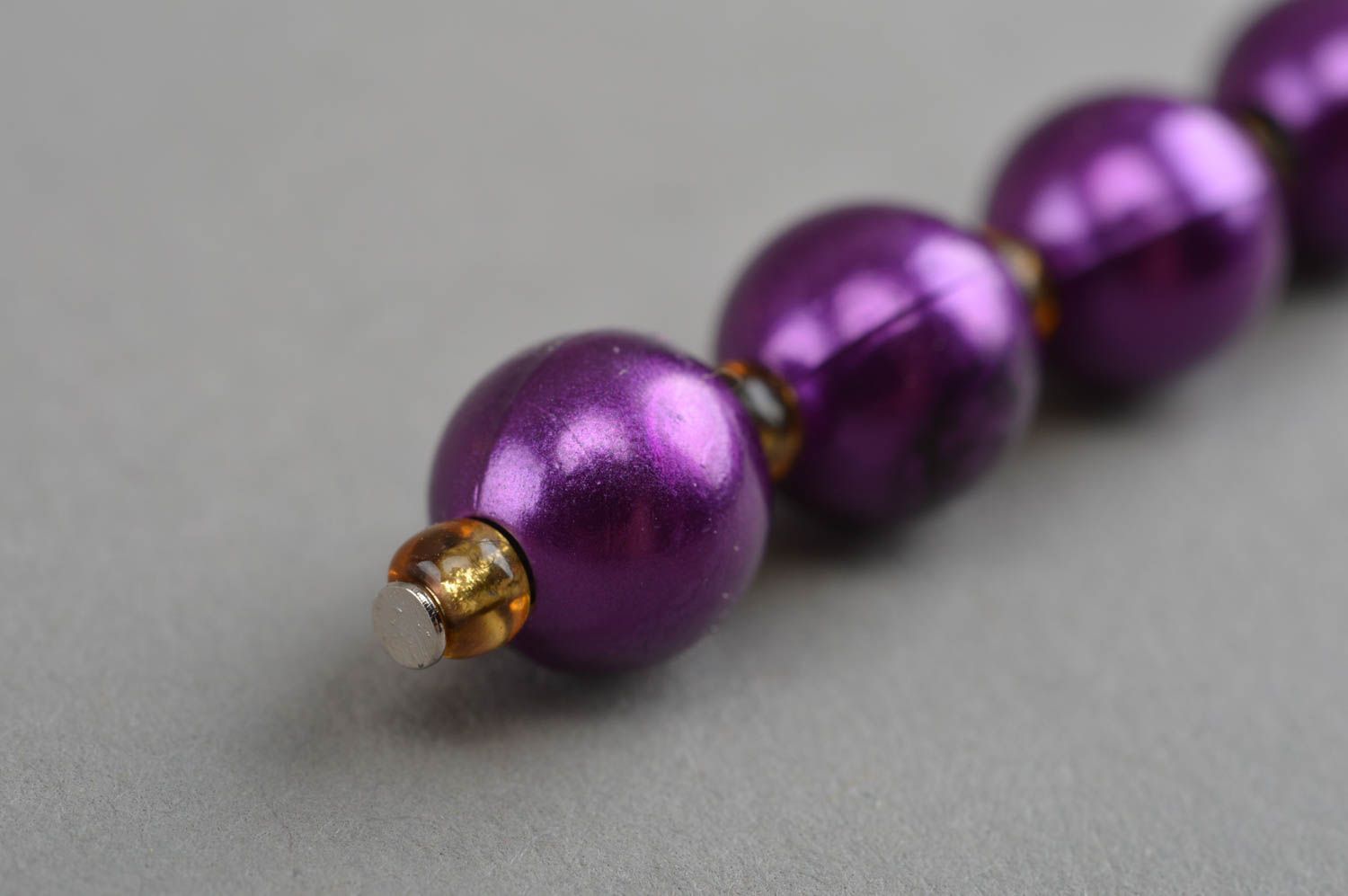 Boucles d'oreilles en perles rondes violettes faites main longues originales photo 5