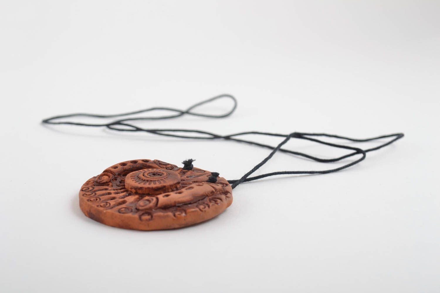 Кулон ручной работы круглый кулон керамическая подвеска коричневая на шнурке фото 4