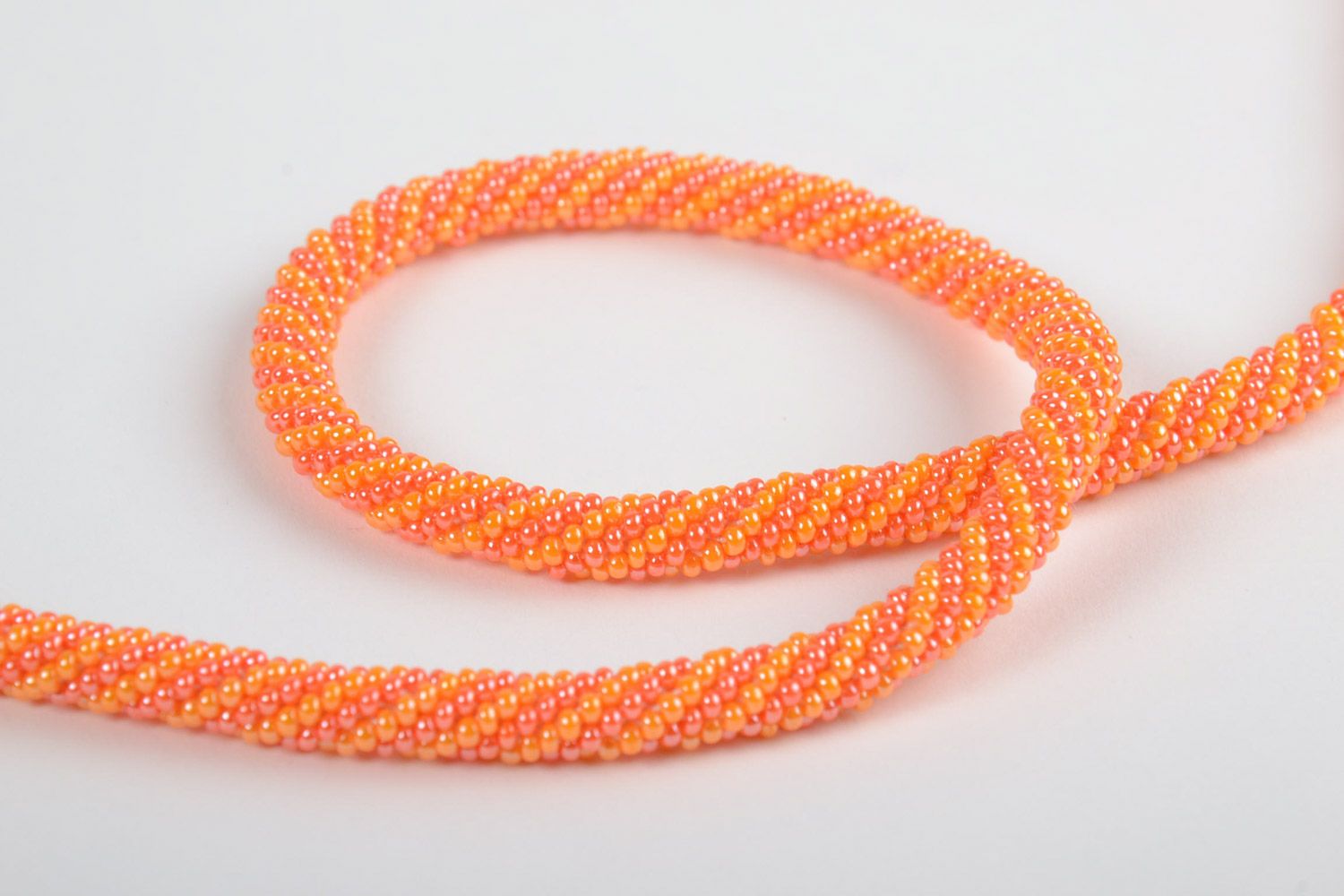 Long collier en perles de rocailles de créateur spirale fine fait main orange  photo 5