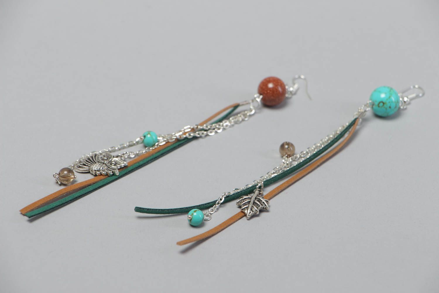 Handgemachte lange Ohrringe aus Leder mit Natursteinen Türkis und Aventurine foto 3