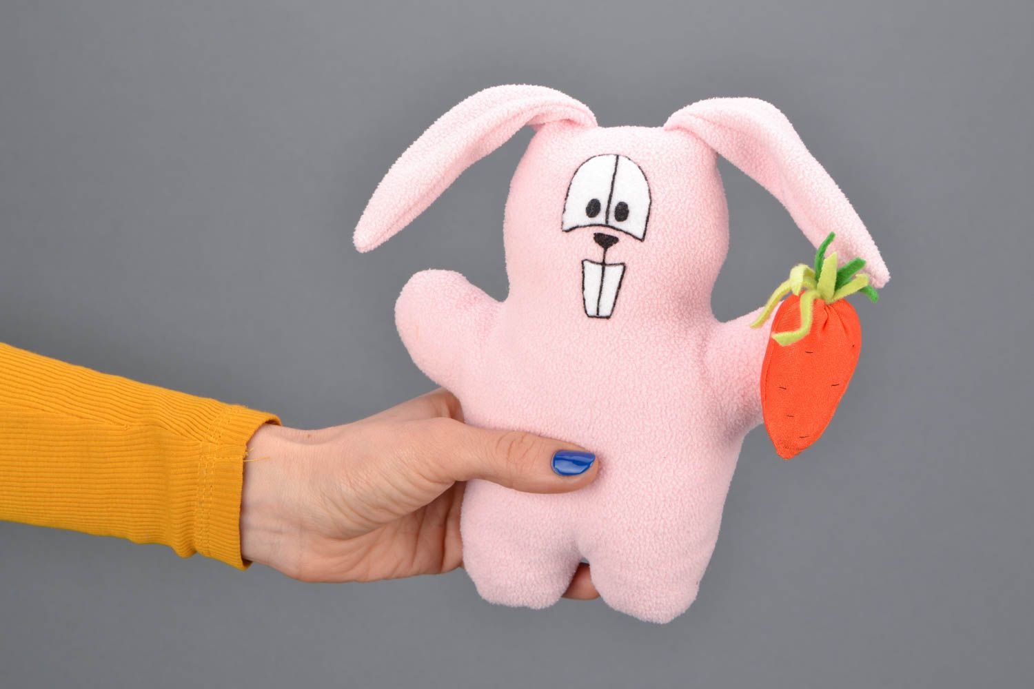 Тканевая игрушка ручной работы Заяц с морковкой  фото 1