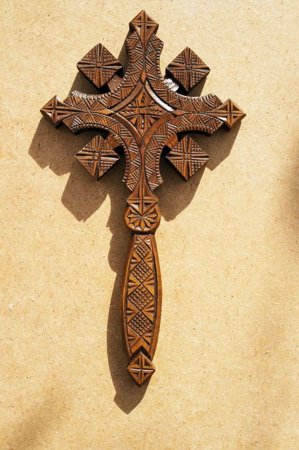 Croce di legno da parete fatta a mano Croce intagliata Decorazioni di casa
 foto 2