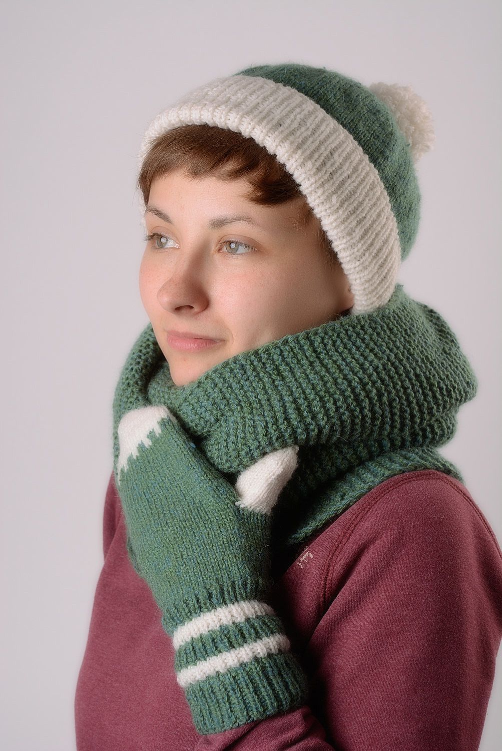 Комплект аксессуаров шапка варежки и шарф женские оригинальные ручной работы фото 2
