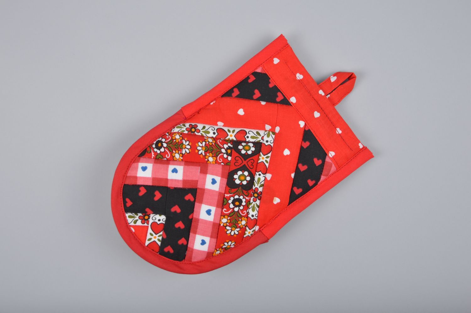 Handmade red patchwork hot pot holder sewn of fabric with eyelet for kitchen photo 1