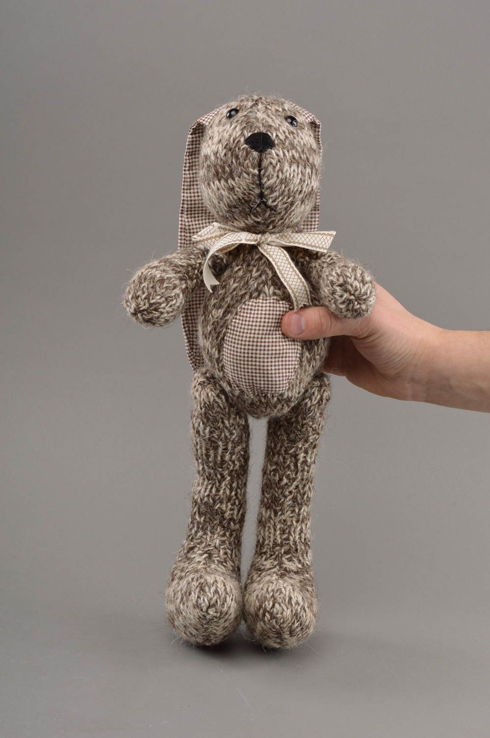 Peluche lièvre avec noeud tricotée en laine et coton faite main pour enfants photo 4