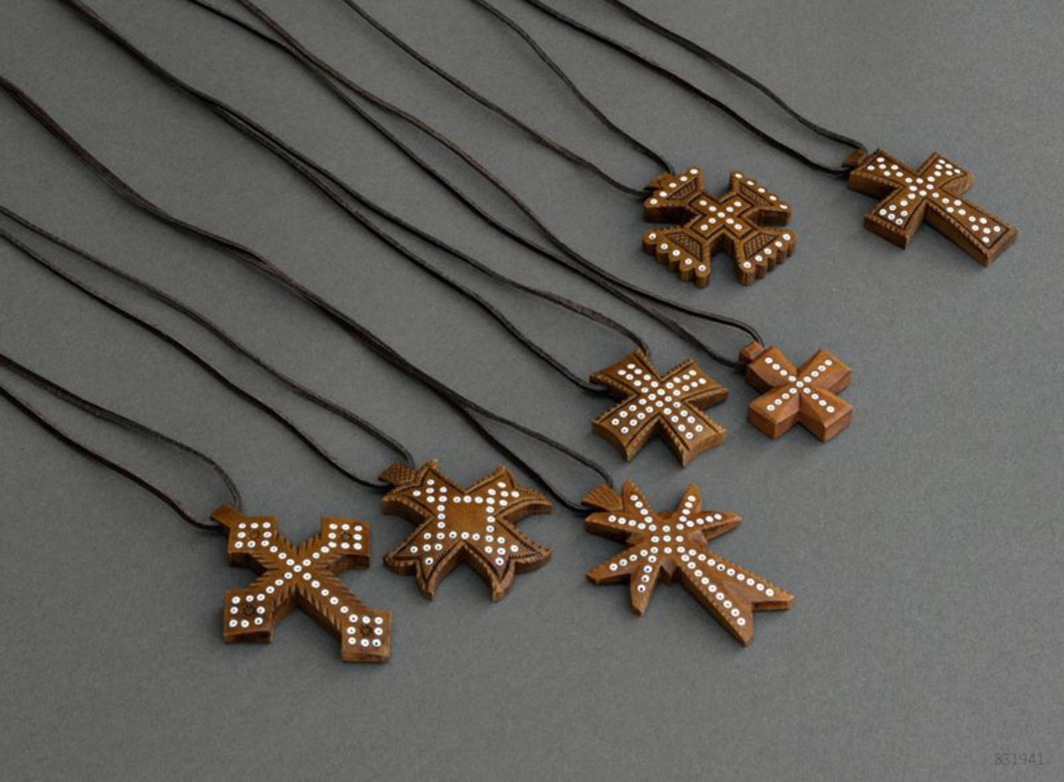 Pendentif croix en bois incrusté de perles photo 4