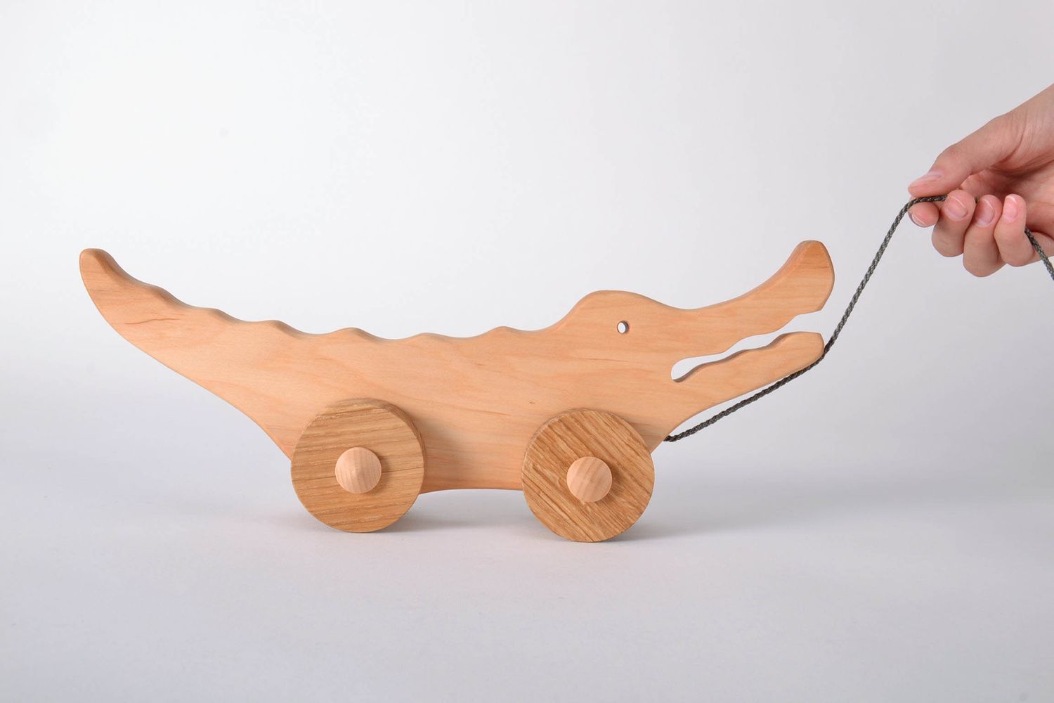 Деревянная игрушка Крокодил на колесах фото 5