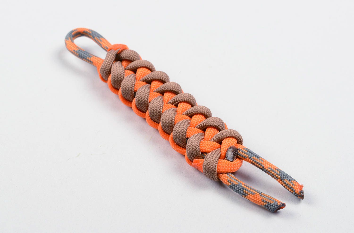 Брелок ручной работы авторский аксессуар брелок для ключей паракордовый оранж фото 2