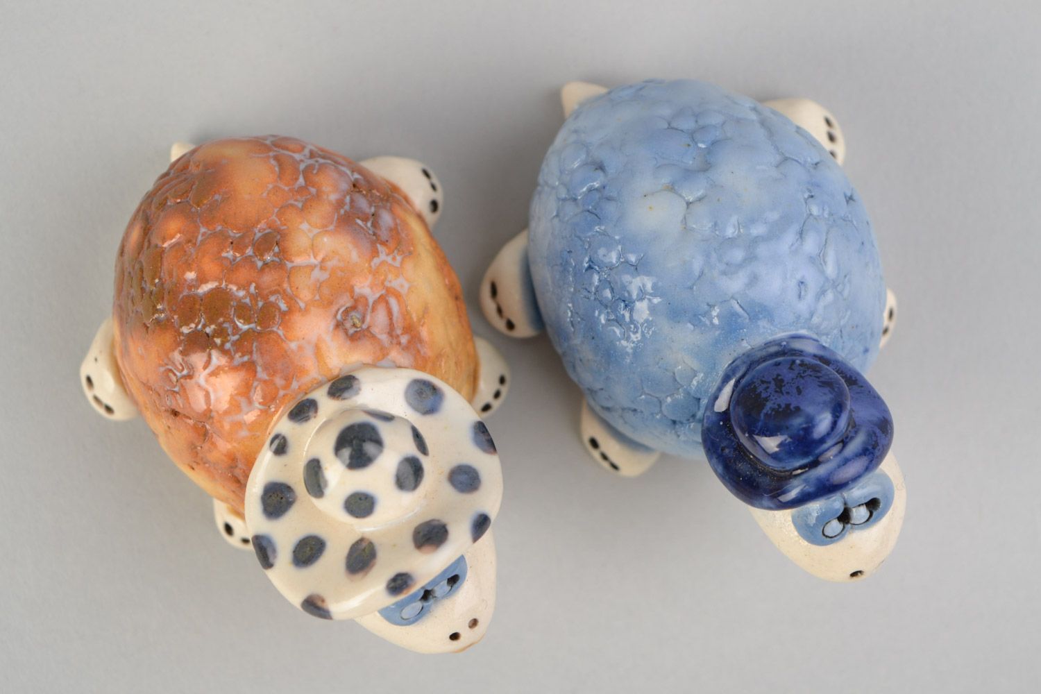 Conjunto de figuras de cerámica artesanales con forma de tortugas de distintos colores foto 3