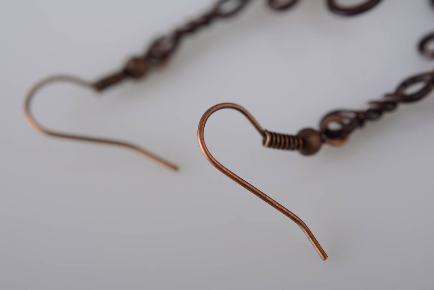 Handgemachte schöne lange Ohrringe aus Kupfer mit Glaskugeln Wire Wrap Technik foto 5