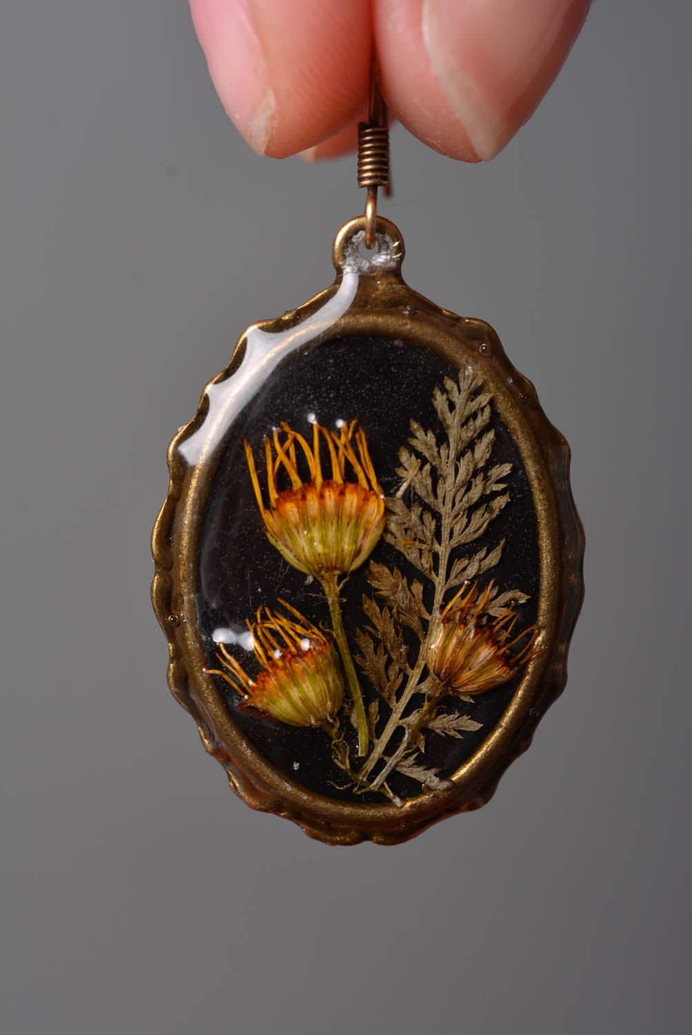 Pendientes originales con flores secas en resina epoxi hechos a mano foto 2