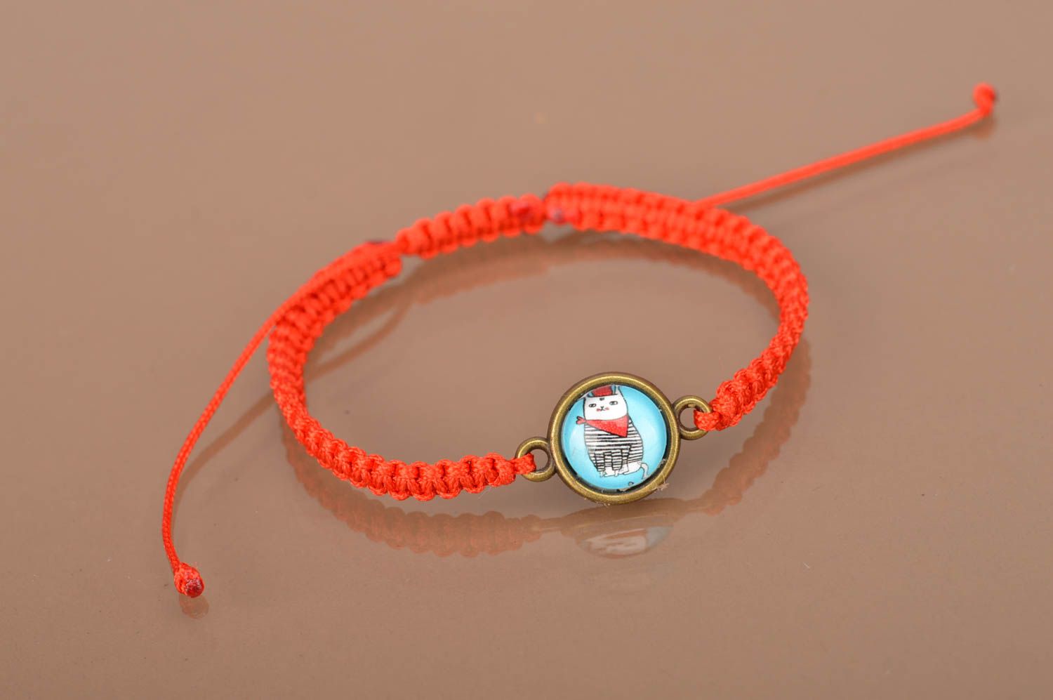 Bracelet fait main en lacet ciré fin rouge tressé avec élément en métal Chat photo 3