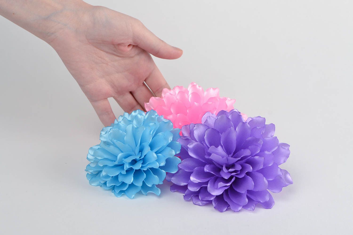 Blumen Haargummis Set bunt handmade aus Atlasbändern 3 Stück für kleine Mädchen foto 1