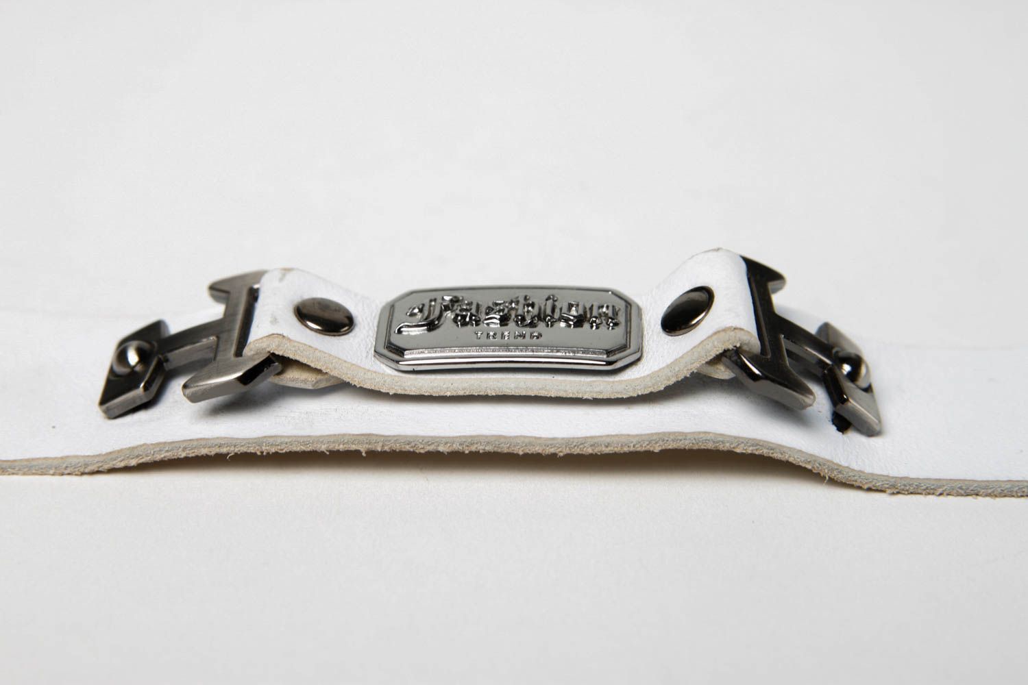 Bracelet cuir Bijou fait main blanc large fourniture en métal Accessoire design photo 4
