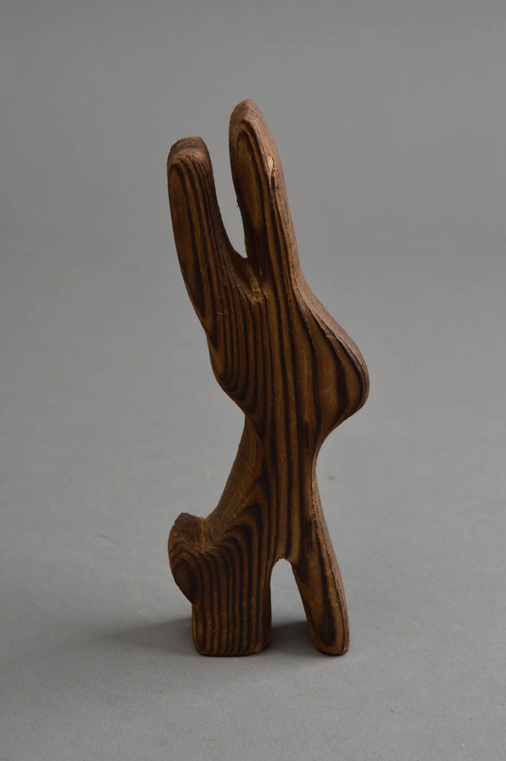Figurine lièvre en bois de pin faite main écologique décorative originale photo 2