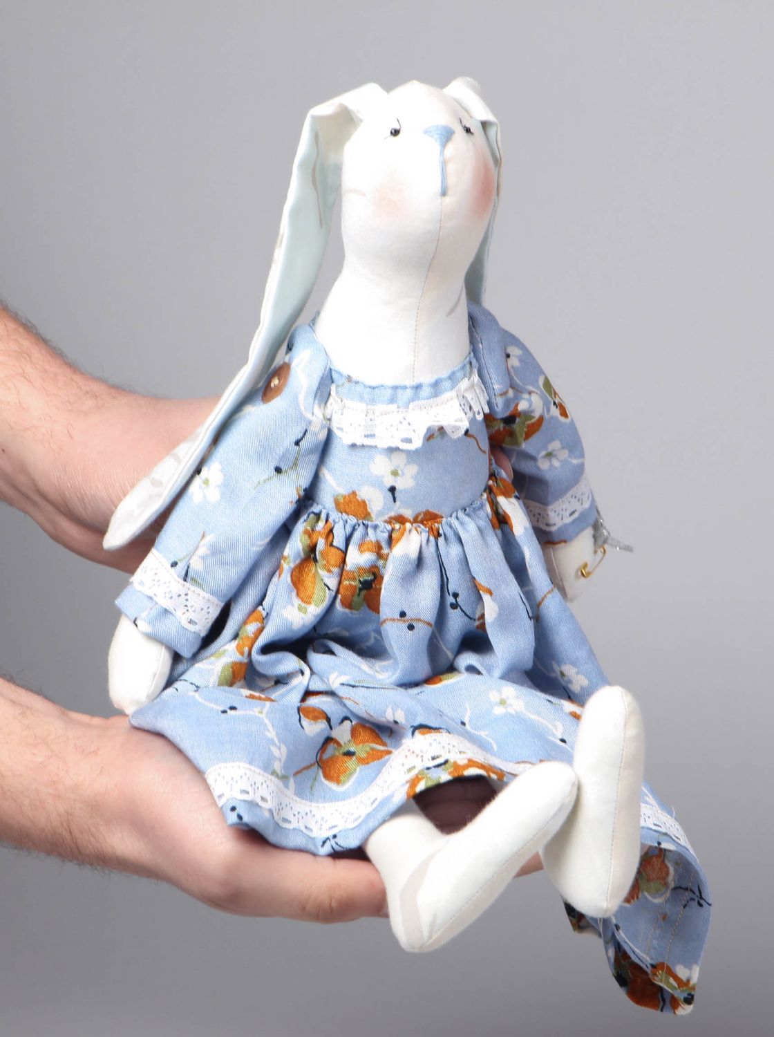 Мягкая игрушка ручной работы из ткани Зайчиха в голубом платье фото 4
