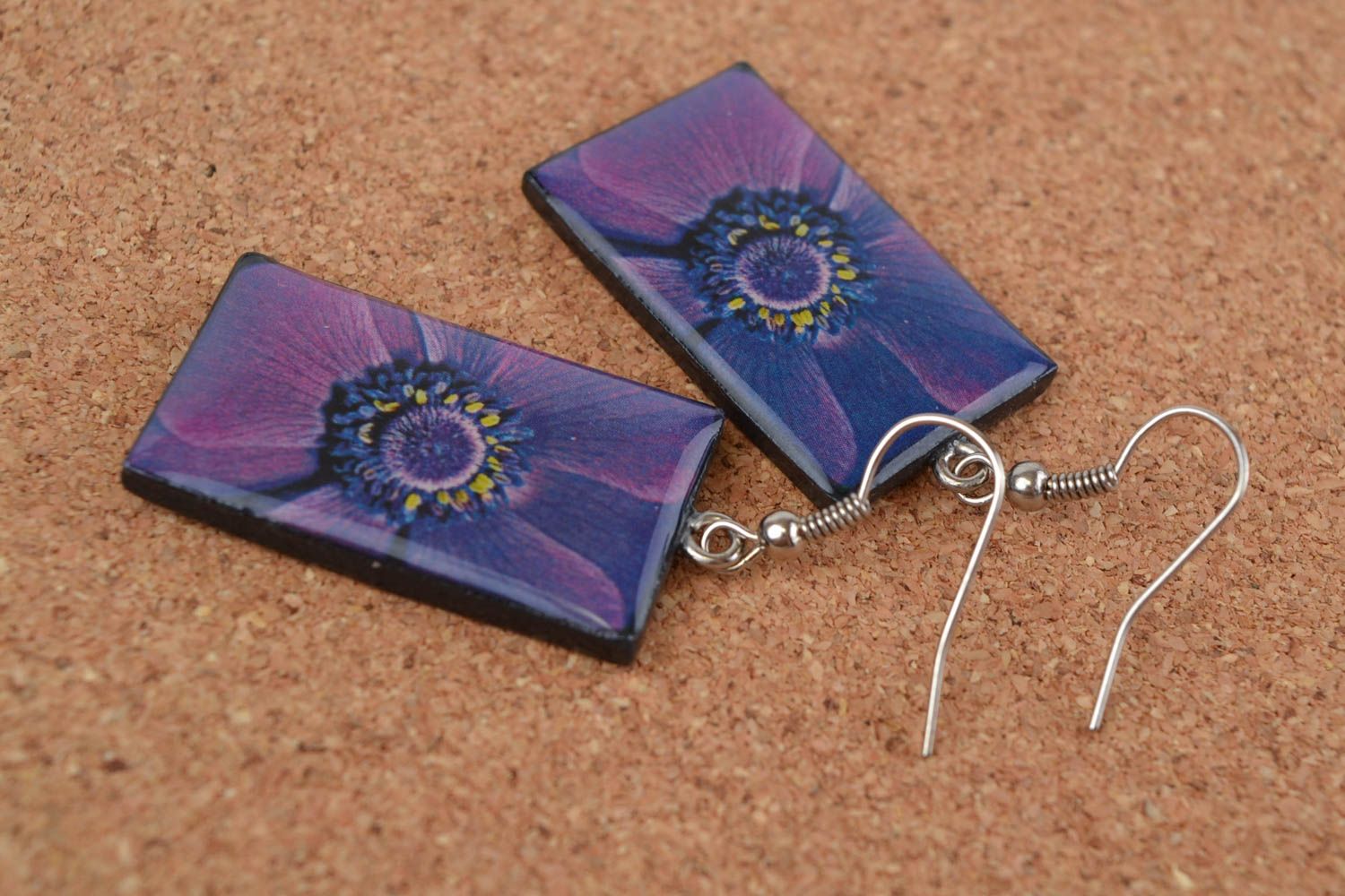 Handgemachte rechteckige Ohrringe aus Polymer Ton in Violett Decoupage Technik  foto 1