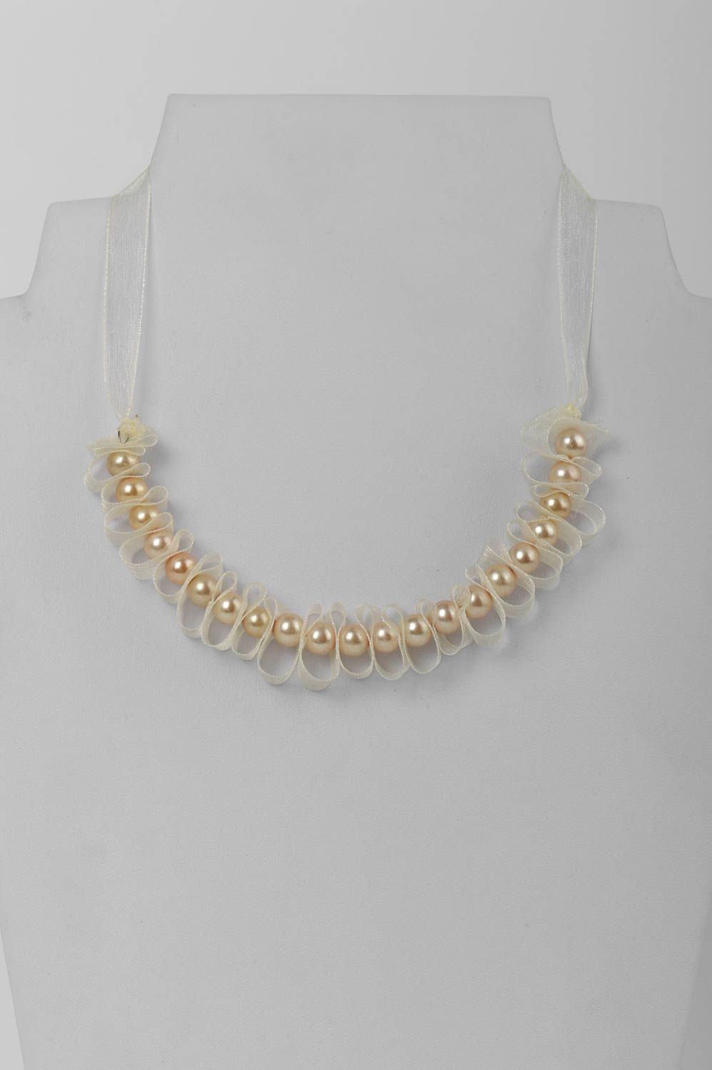Collier en perles céramiques sur ruban d'organza fait main beige élégant photo 1