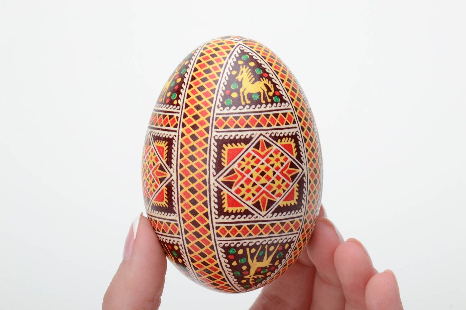 Huevo de ganso de Pascua artesanal con ornamento geométrico pintado con cera foto 5