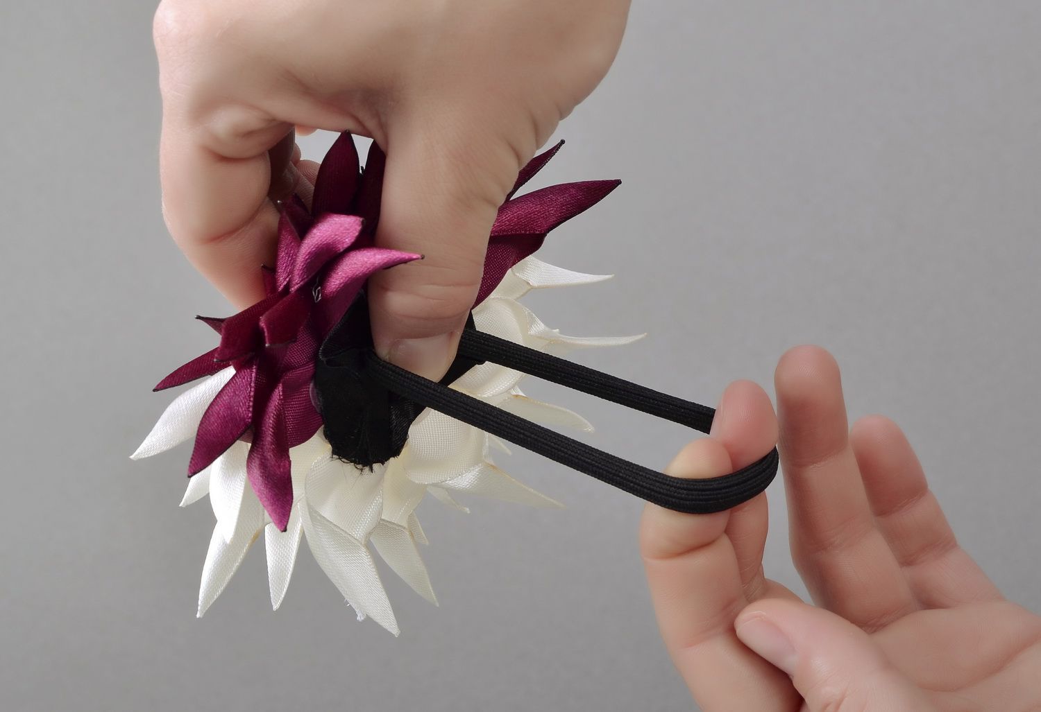 Elástico de cabelo com uma flor de cetim foto 2