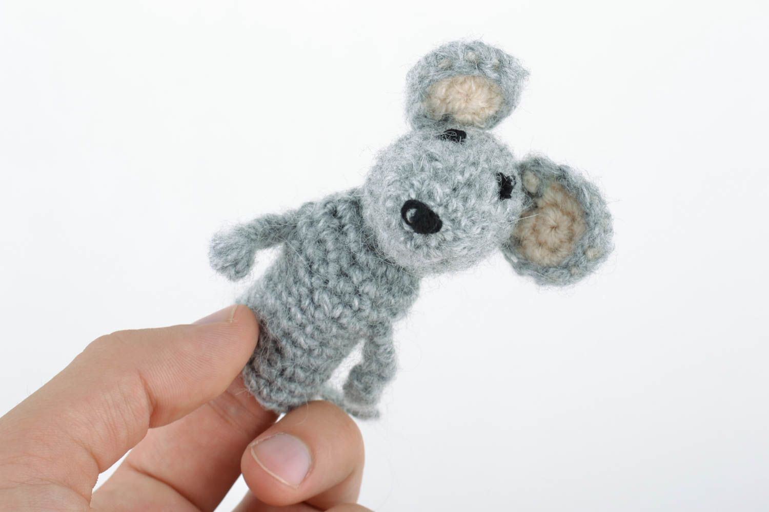 Kleine graue Textil Fingerpuppe Maus aus Baumwolle und Wolle gehäkelt handmade foto 2