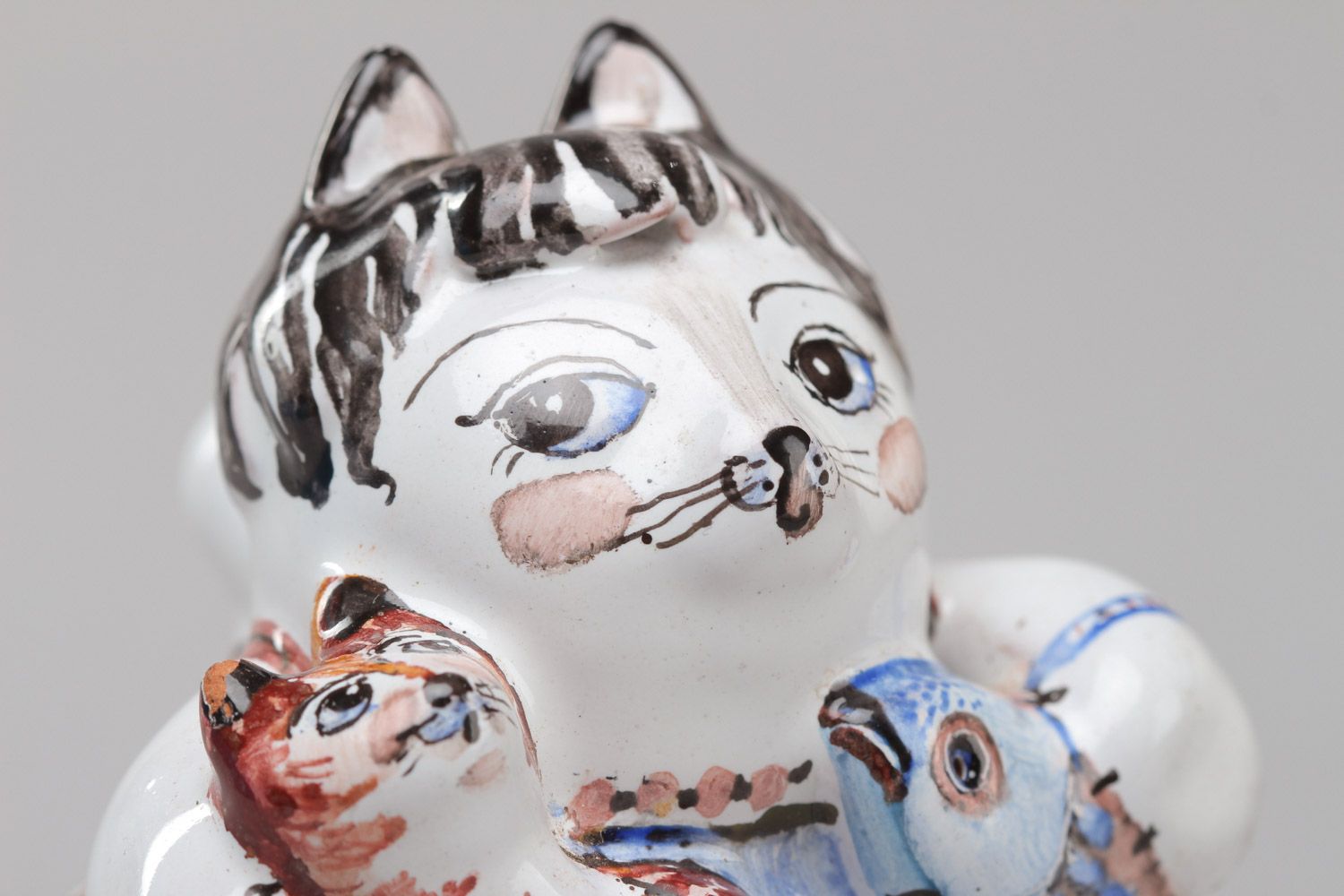 Керамическая статуэтка расписанная эмалью и краской по глине ручной работы кошка  фото 4