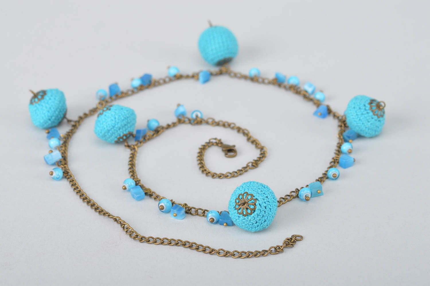 Колье ручной работы ожерелье из ниток вязаное колье для девушки голубое фото 4