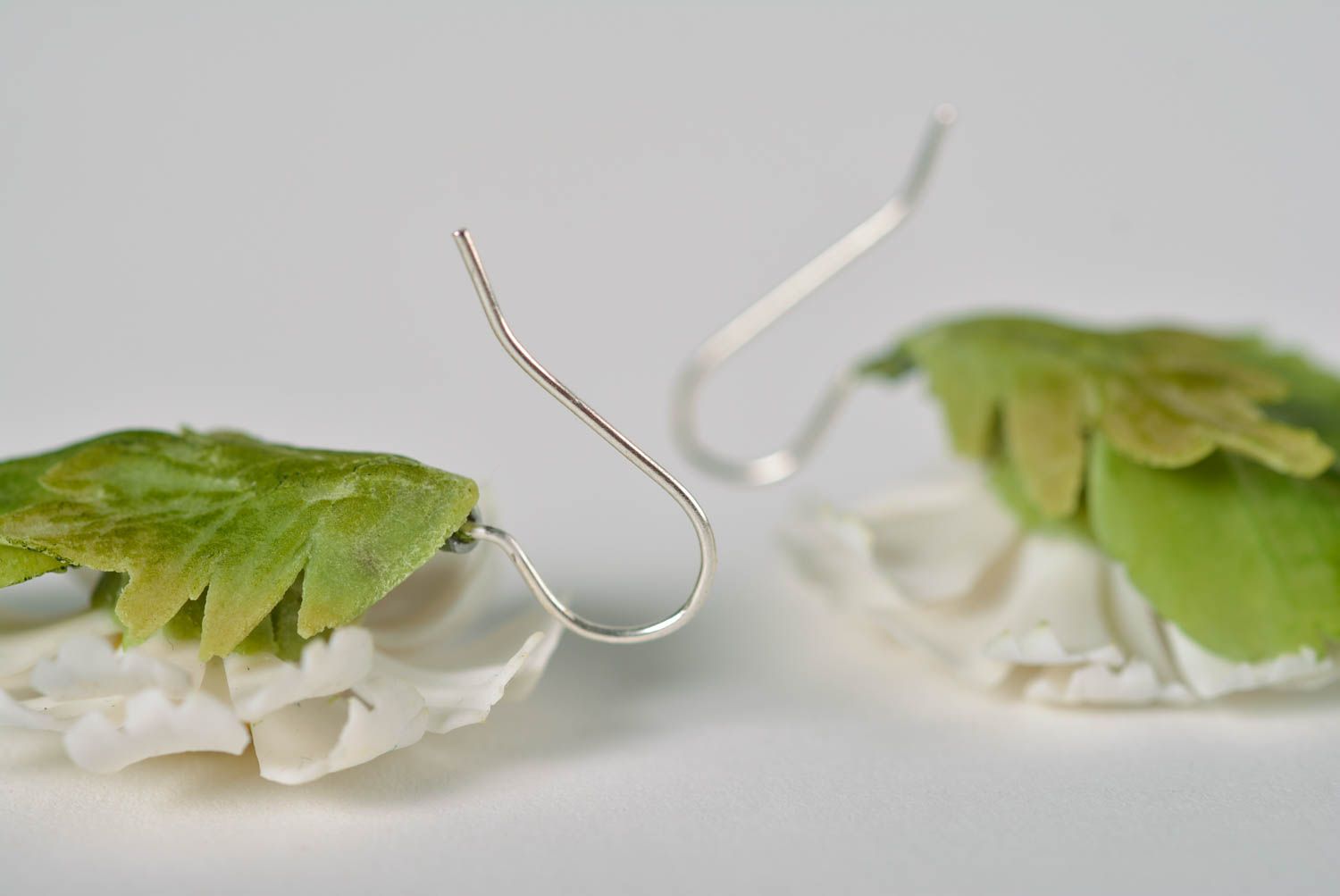 Boucles d'oreilles en plastique en forme de marguerites blanches faites main photo 3