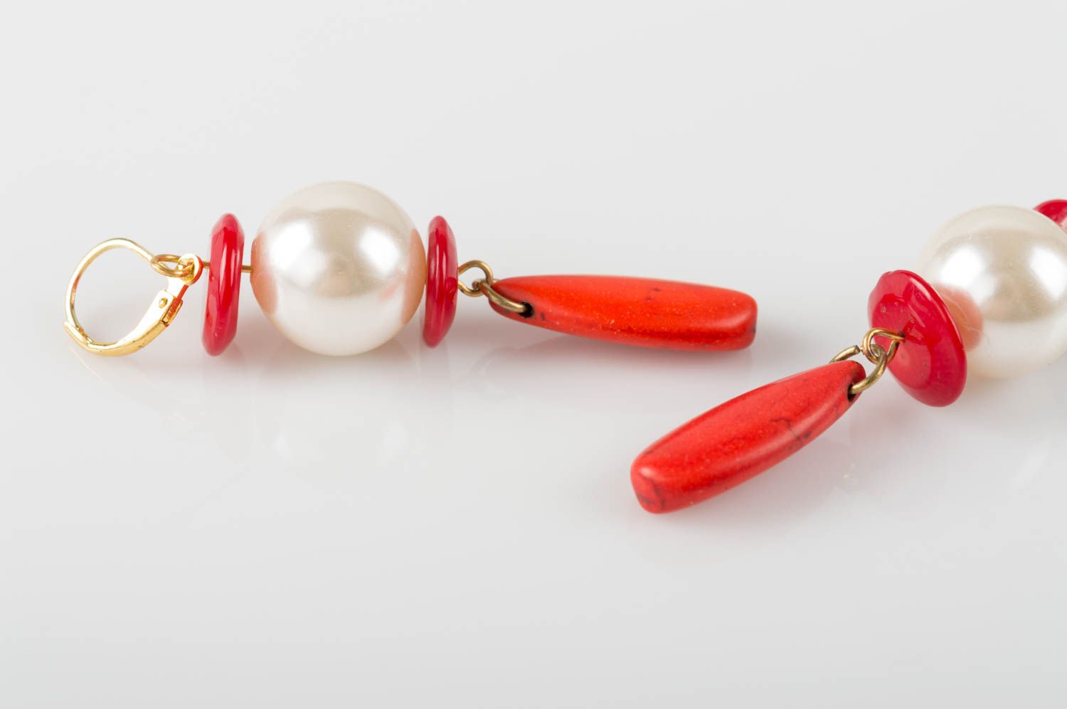 Женские серьги ручной работы из бусин и натурального камня красные с белым фото 4