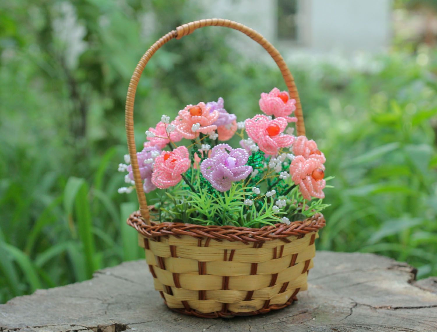 Ramo de flores em cesta de miçangas  foto 1