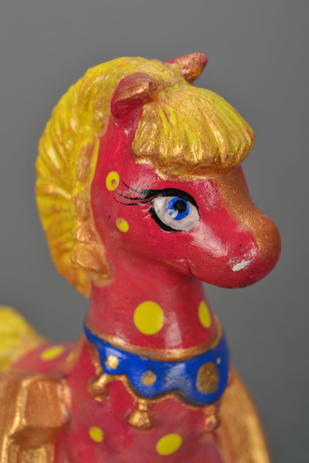 Estatueta de gesso pintada com tintas acrílicas em forma do cavalo na ferradura foto 4
