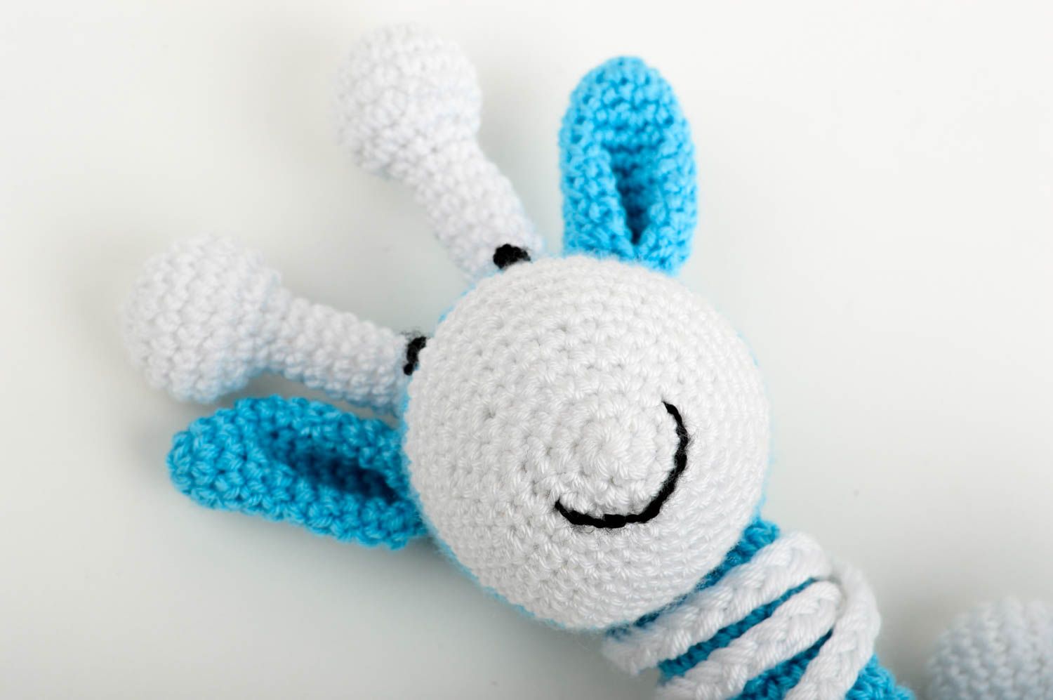 Peluche girafe bleu-blanc faite main Jouet tricot au crochet Cadeau pour enfant photo 4