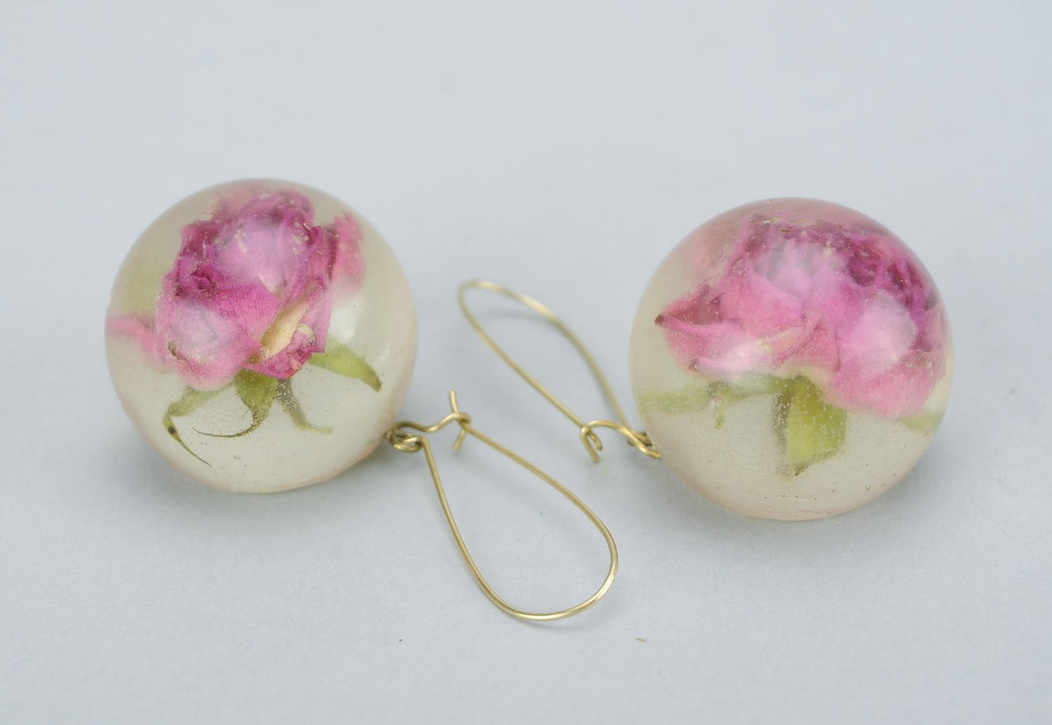 Brincos dourados com botões de rosas foto 3