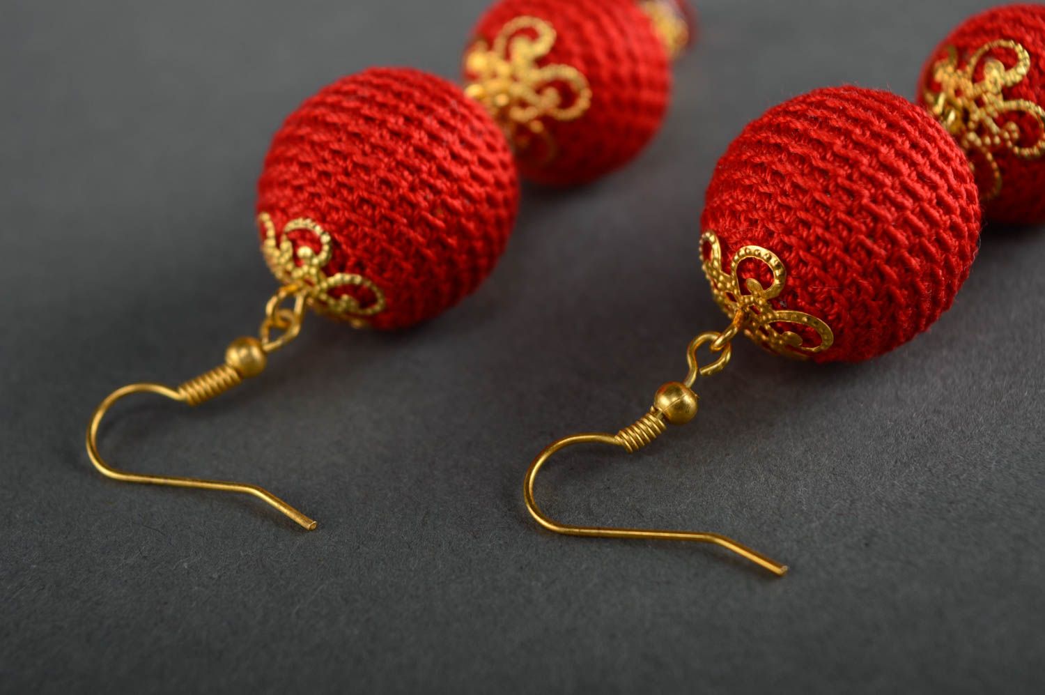 Longues boucles d'oreilles tricotées en coton faites main rouges boules femme photo 5