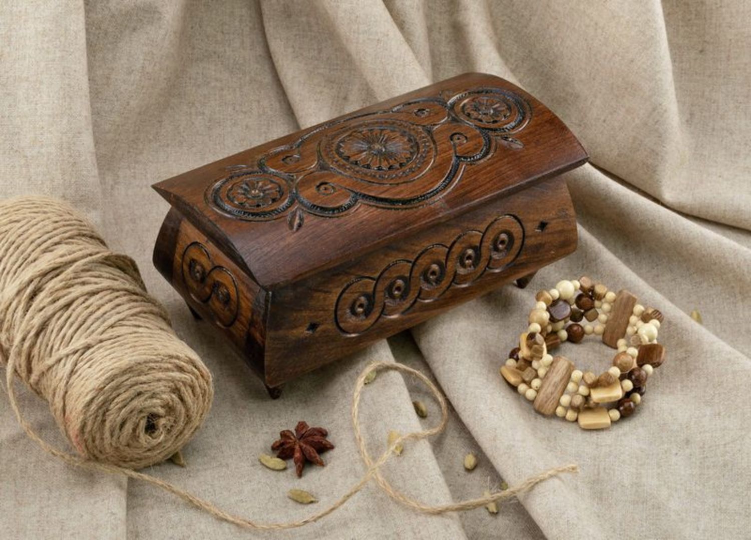 Boîte en bois gravée à bijoux photo 1