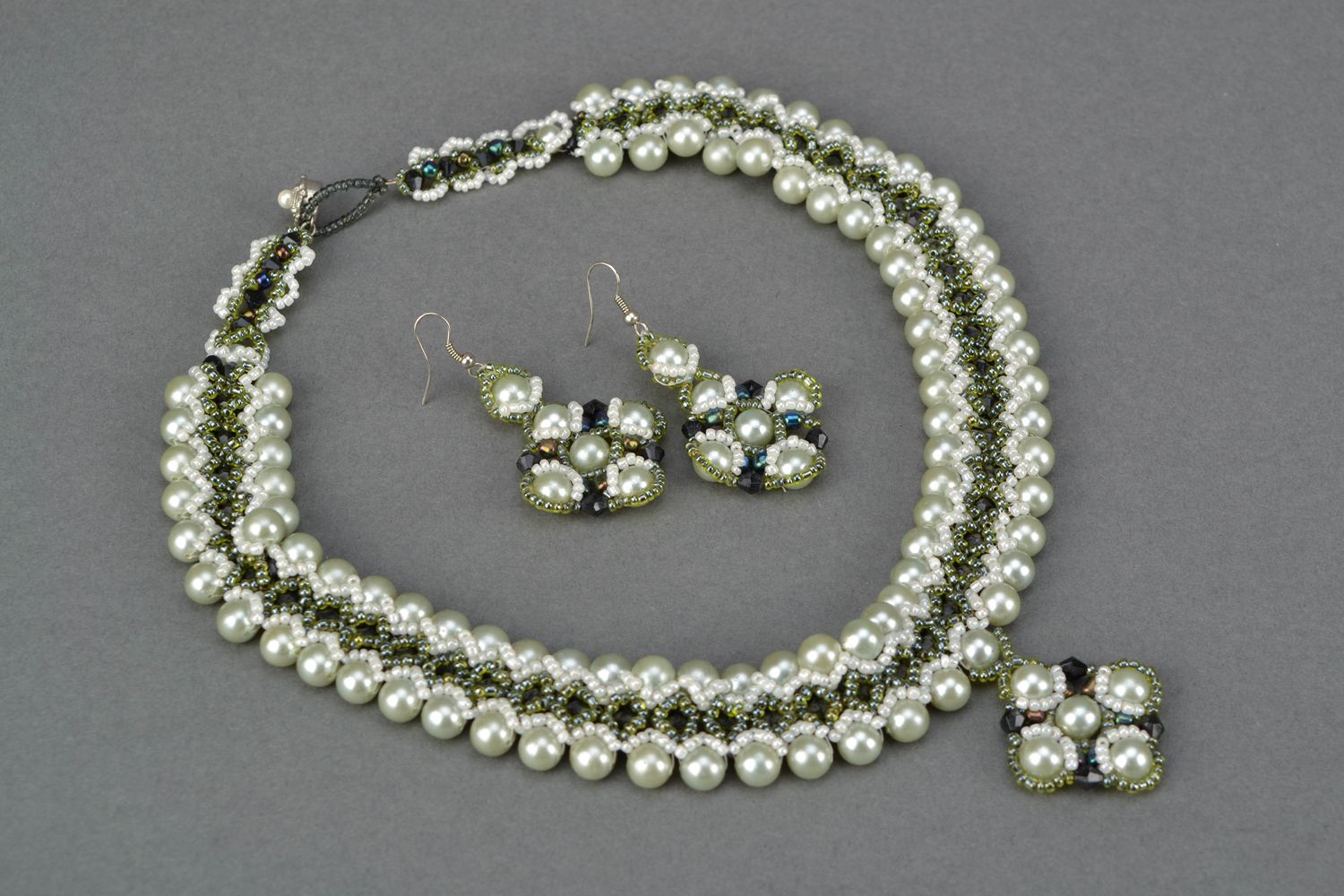 Boucles d'oreilles et collier faits main en perles de rocaille et perles de verre photo 1