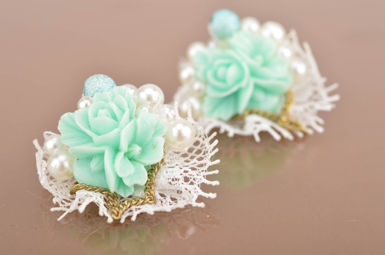 Petites boucles d'oreilles puces bleu blanc faites main avec dentelle et fleurs photo 4