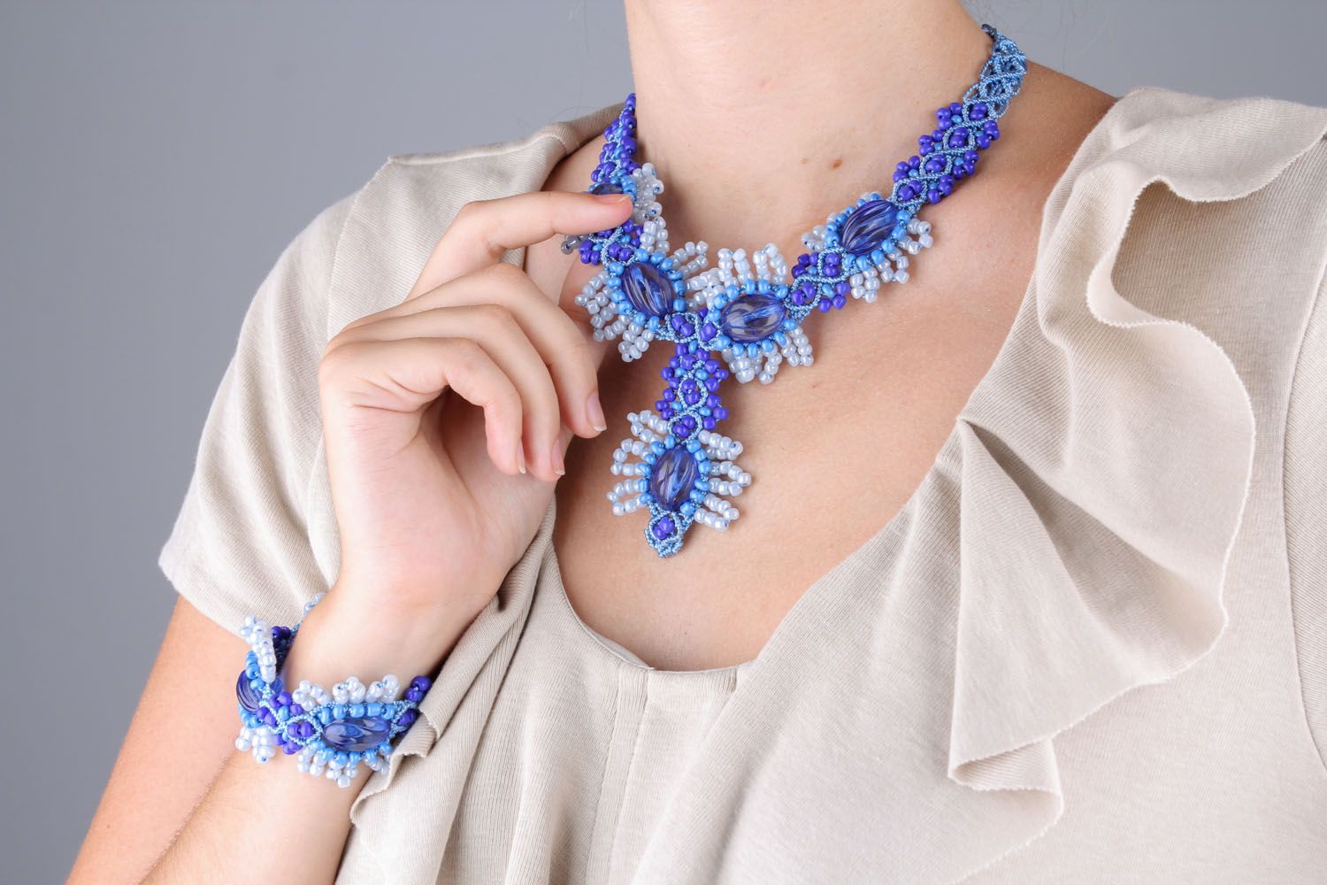 Conjunto de jóias de pérolas de cor azul foto 1