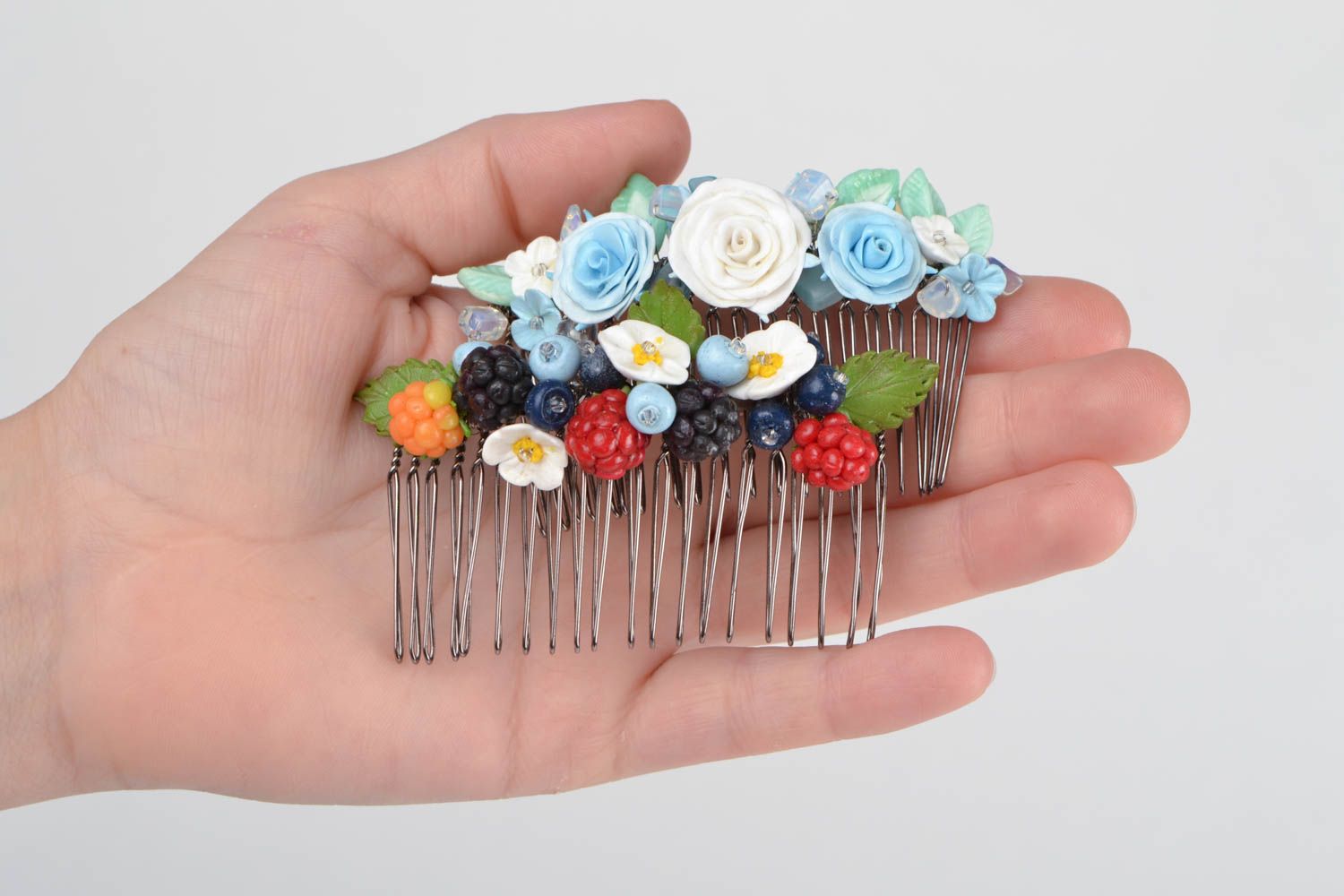 Peignes à cheveux faits main avec baies et fleurs set de 2 pièces pâte polymère photo 2
