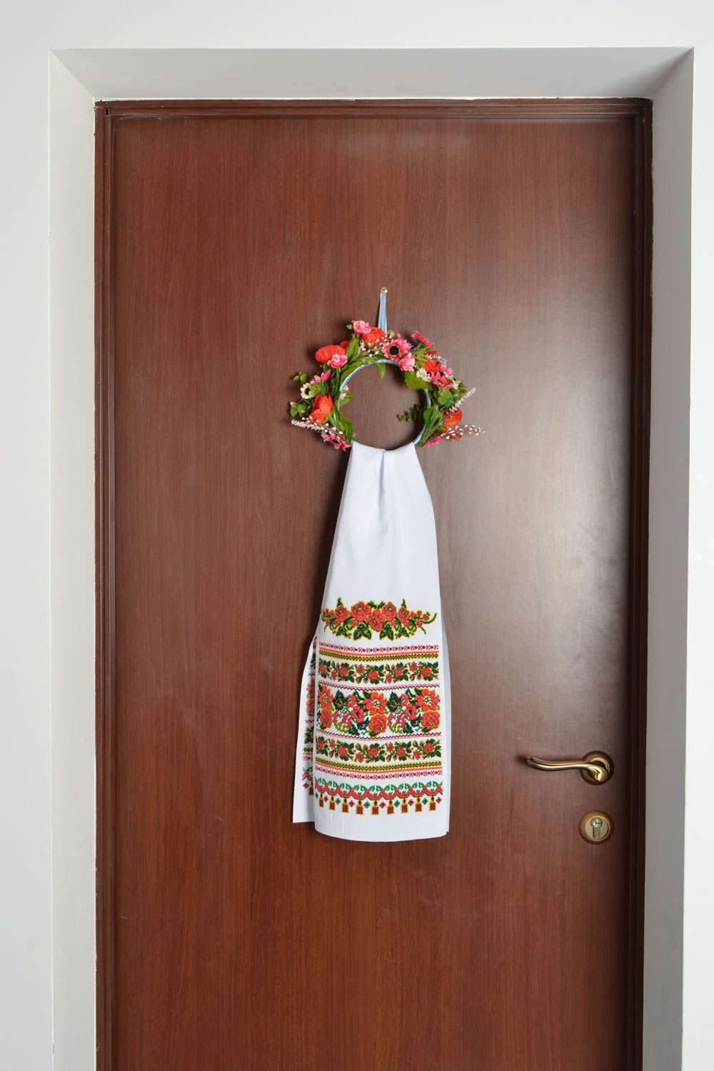 Wreath with an embroidered towel in Ukrainian style photo 1