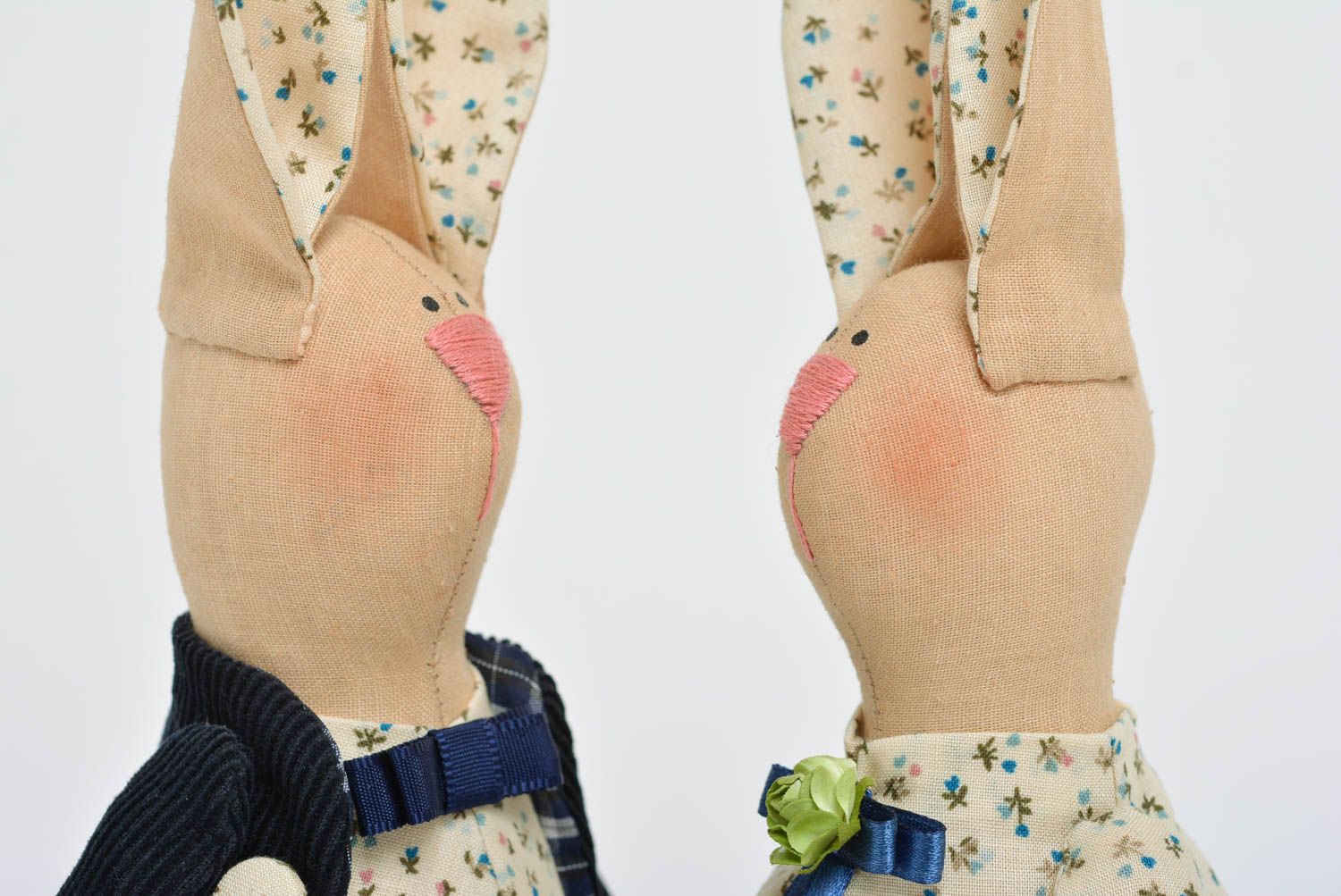 Набор мягких игрушек ручной работы зайцы из ткани 2 штуки для детей и декора фото 2