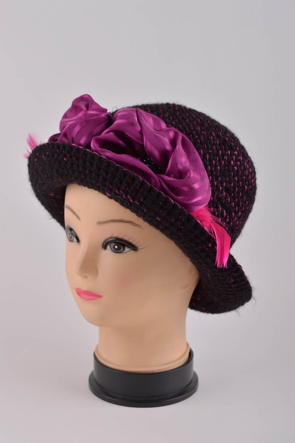 Женская шапка ручной работы головной убор зимняя шапка цвета фуксии с шелком фото 2