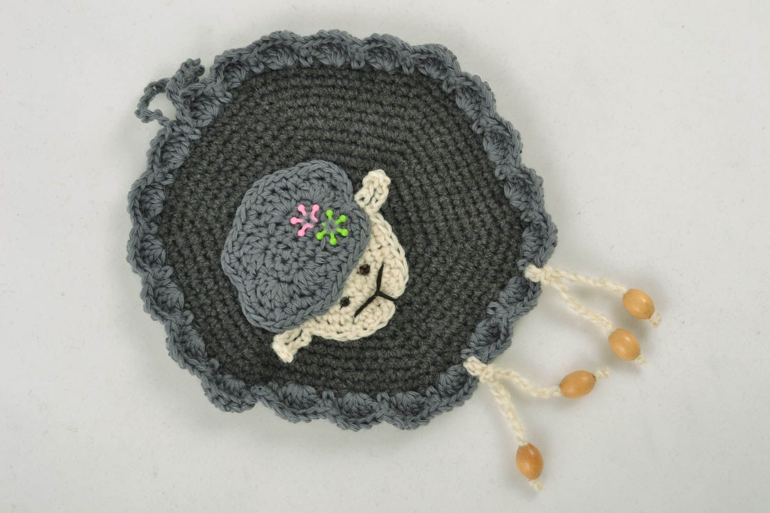 Jouet de suspension fait main gris joli original tricoté au crochet Brebis photo 1