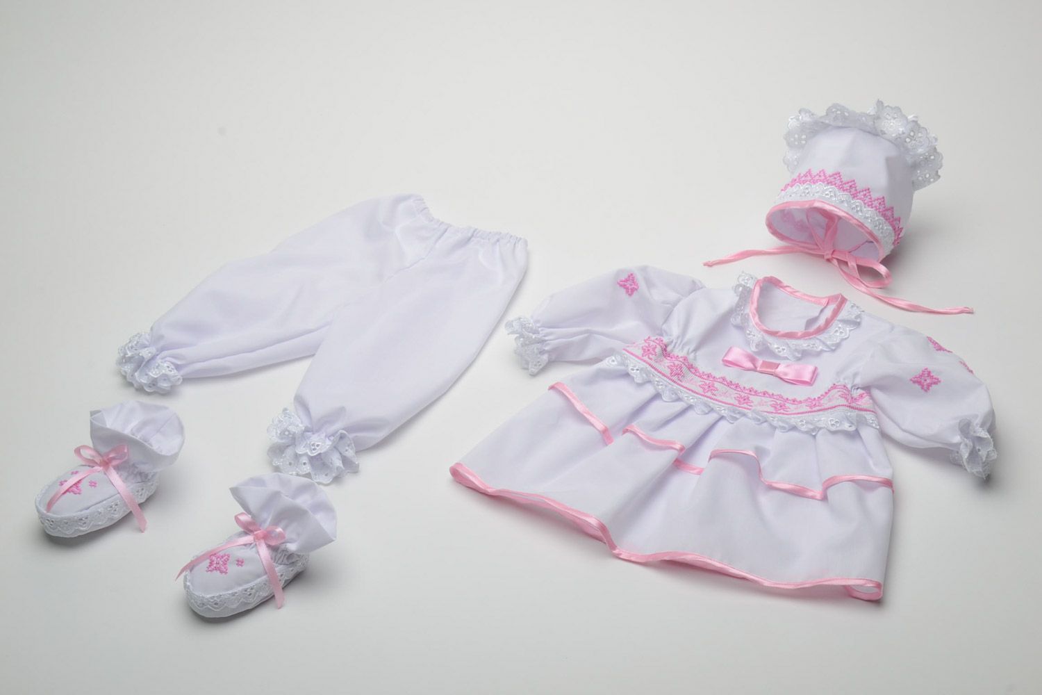 Пинетки платье штанишки и шапочка для крещения девочки ручной работы белые фото 5