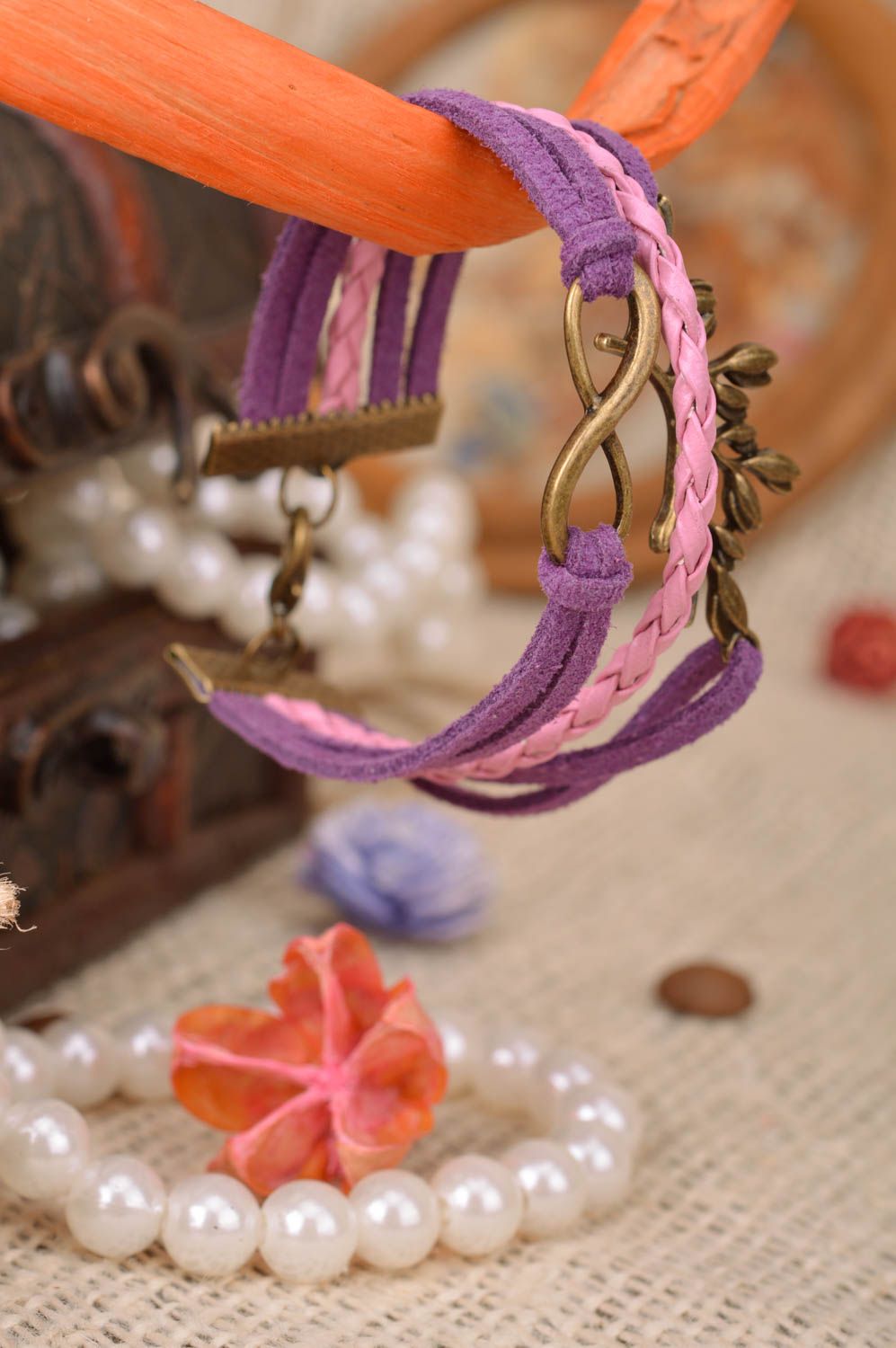 Браслет из замшевых шнурков со вставкой ручной работы оригинальный фиолетовый фото 1